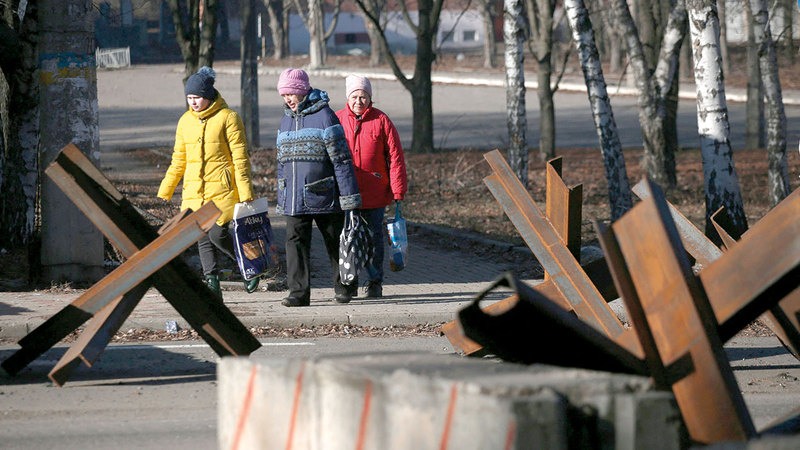 أشخاص يتجولون في شوارع باخموت بحثاً عن مصدر للمياه.  أ.ف.ب