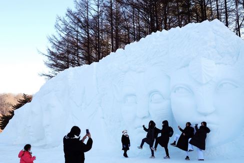 منحوتات مصنوعة من الثلج في تايبيك بسيول 
 . الصور عن وكالات