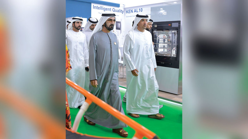 محمد بن راشد تفقد أجنحة شركات عالمية وجهات وطنية مشاركة في المعرض.  من المصدر