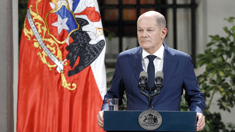 شولتس يواجه موجة من الانتقادات بسبب موقفه من الحرب في أوكرانيا. إي.بي.إيه