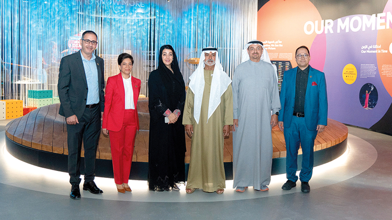 نهيان بن مبارك وريم الهاشمي خلال الكشف عن المعارض الجديدة. من المصدر