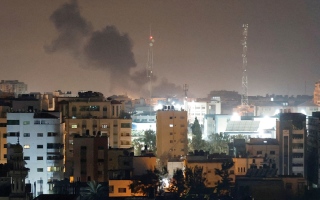 الصورة: ضربات جوية إسرائيلية على غزة  بعد اعتراض صاروخ