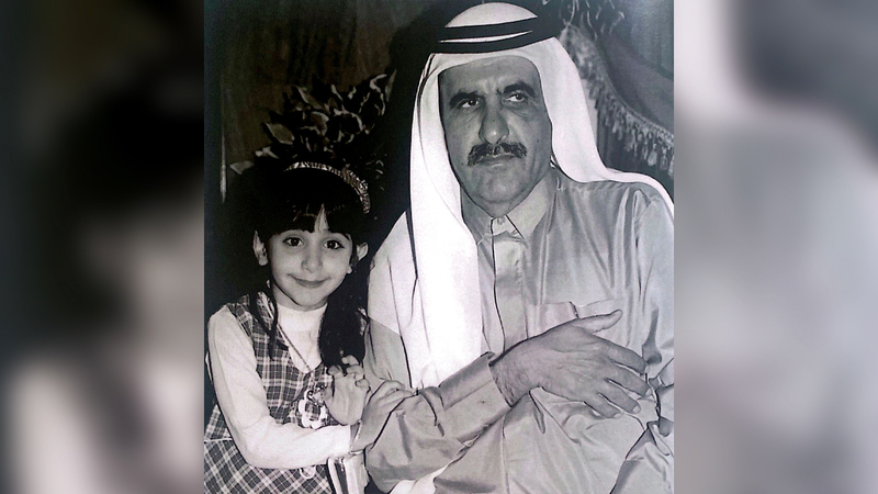 صورة تجمع المغفور له الشيخ حمدان بن راشد آل مكتوم وابنته الشيخة لطيفة وهي واحدة من الصور النادرة التي يتضمنها الكتاب.