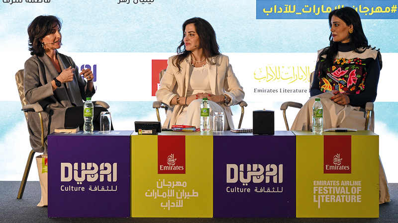 جانب من الجلسة التي طرحت سؤال «لماذا نتجمل.. هل لنا أم للآخرين؟».  تصوير: باتريك كاستيلو