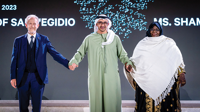 عبدالله بن زايد محتفياً بالفائزين بجائزة زايد للأخوة الإنسانية.   وام