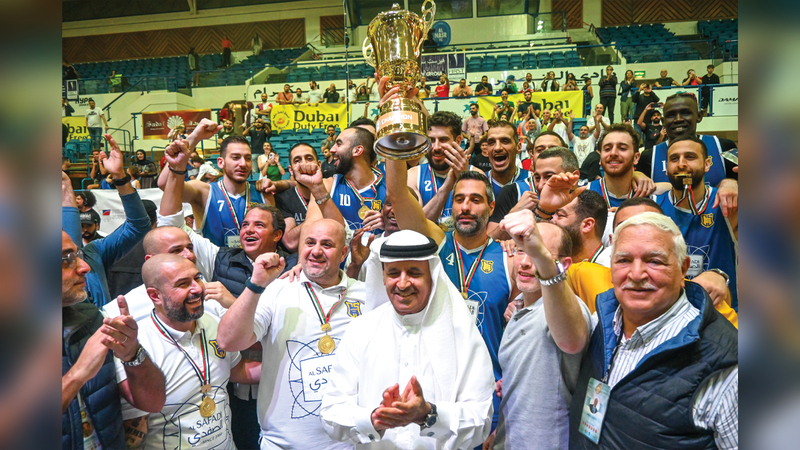 جانب من تتويج فريق الرياضي اللبناني بحضور القرقاوي. تصوير: أسامة أبوغانم