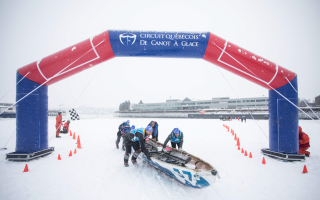 الصورة: سباق الزوارق على الجليد .. بالصور