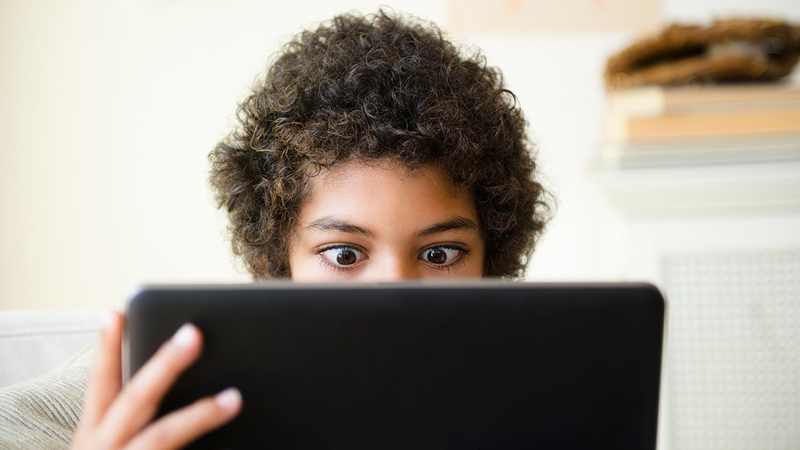 عثر مع المتهم على مواد إباحية مصممة لإغراء الأطفال. أرشيفية