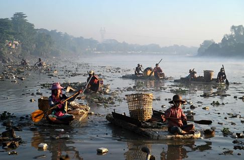 حيث يغامر العشرات من جامعي القمامة في ميانمار بالتجول في المياه العكرة لخور يانغون للبحث عن عمل بسبب الأزمة الاقتصادية التي أعقبت الانقلاب.