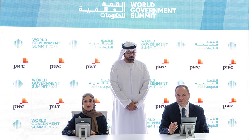 القرقاوي والرومي خلال توقيع اتفاقية شراكة مع «برايس ووتر هاوس كوبرز» لتنظيم الجائزة. الإمارات اليوم
