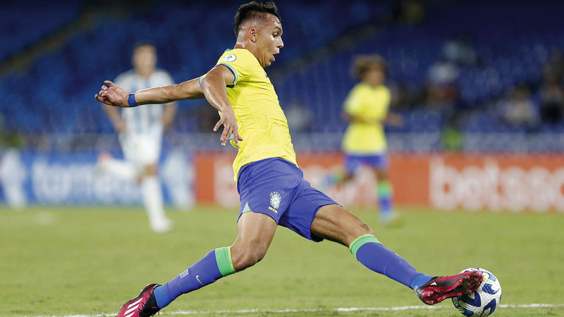 جيوفاني سانتانا قاد البرازيل للتأهل إلى كأس العالم تحت 20 عاماً في إندونيسيا.  من المصدر