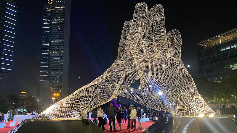 عمل لورنزو كوين «معاً» يستقبل زوّار المعرض. الإمارات اليوم