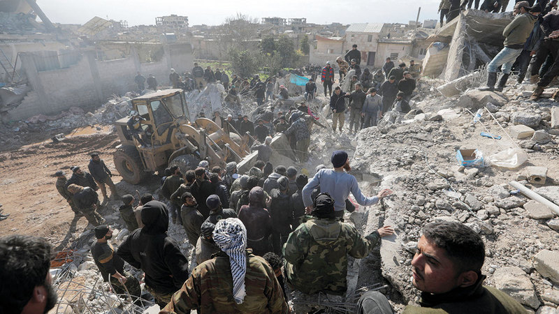 البحث عن ناجين تحت الأنقاض في بلدة جنديرس شمال سورية. رويترز