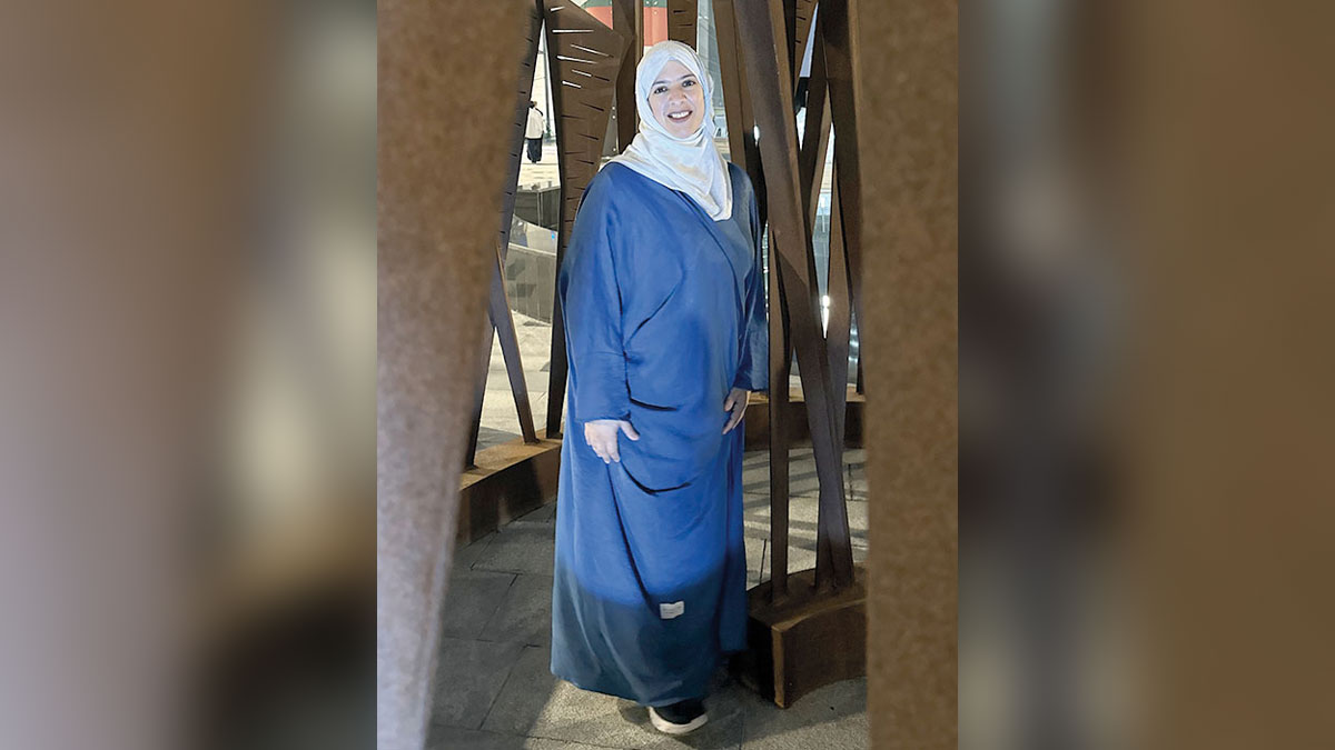 عزة القبيسي تشارك بـ«بين خطوط الكثبان الرملية».  الإمارات اليوم