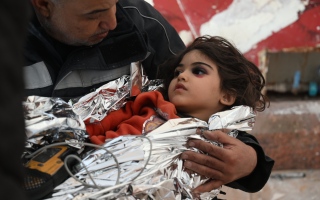 فريق الإنقاذ الإماراتي ينقذ عائلة سورية من تحت أنقاض منزلها جراء زلزال تركيا