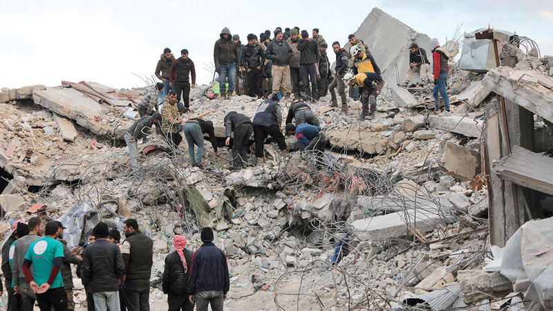 رجال الانقاذ يعملون بايديهم لانتشال الناجين والجثث من تحت الانقاض بسبب نقص المعدات. ا.ف.ب