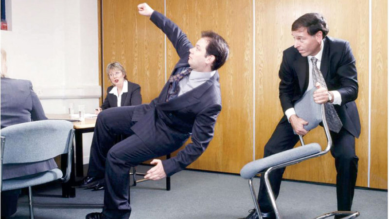 كثير من المقالب ينتهك خصوصية الآخرين ويعتدي عليهم. الإمارات اليوم