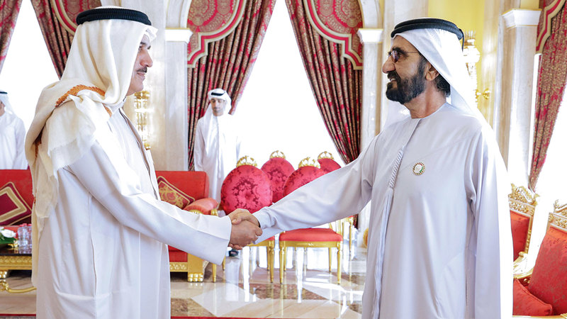 محمد بن راشد خلال استقباله رئيس مجلس النواب البحريني. وام