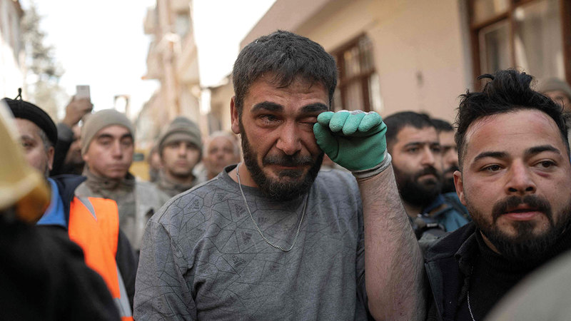 عامل منجم تركي يتفاعل بعد إنقاذ فتاة علقت لمدة 3 أيام تحت الأنقاض في هاتاي. أ.ف.ب