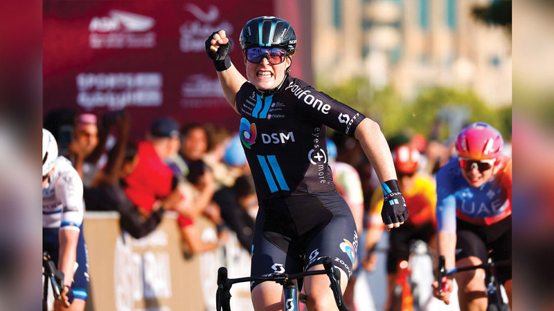 فرحة عارمة للبطلة الهولندية شارلوت كول لحظة فوزها بمرحلة دبي في طواف الإمارات. من المصدر