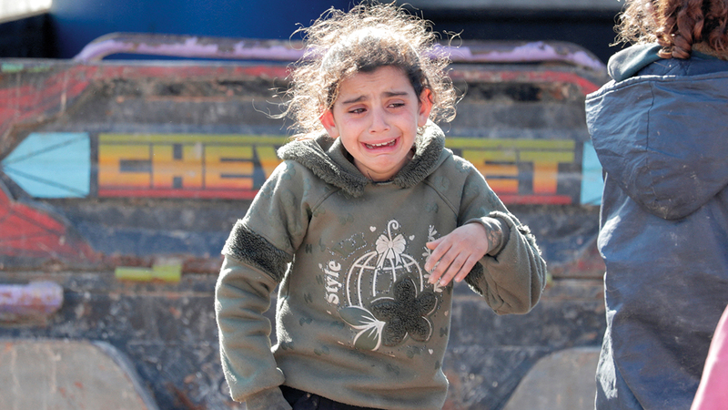 فتاة في «جنديرس» تبكي جراء إصابتها دون وجود مساعدة ظاهرة لها. رويترز