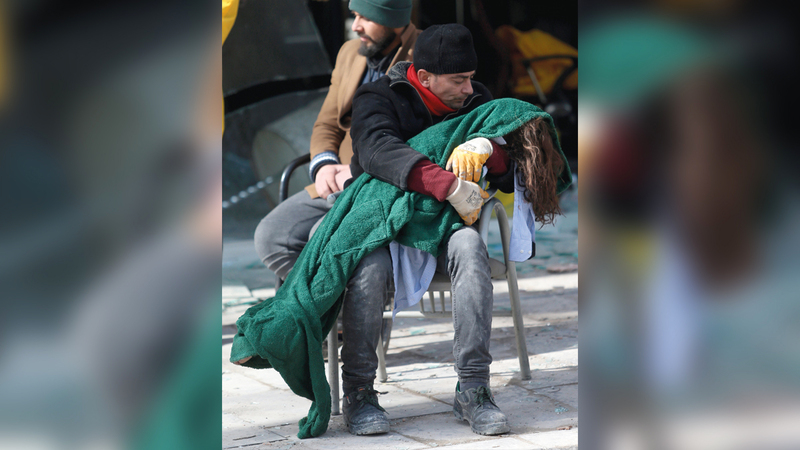 حضن الأب التركي لجثمان ابنته المتوفاة كان مليئاً بالمعاني الإنسانية. إي. بي. إيه