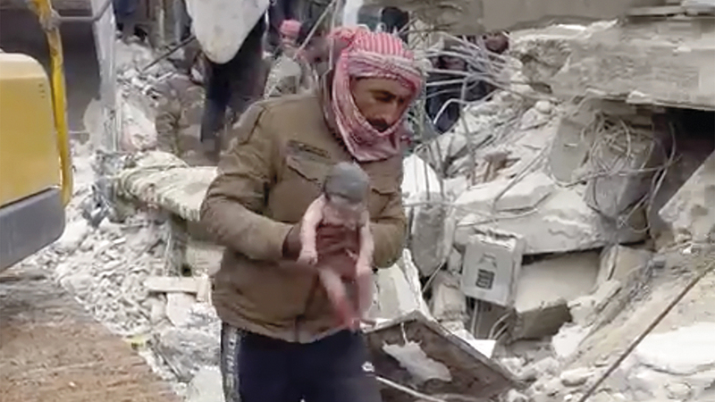 الرضيعة السورية «آية» أبصرت الحياة يتيمة. أ.ب