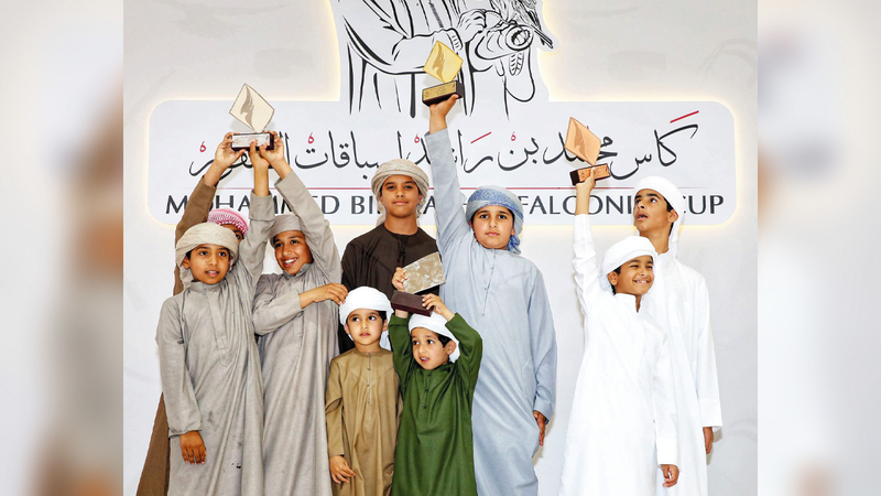 صقارون ناشئون خلال تتويجهم. من المصدر