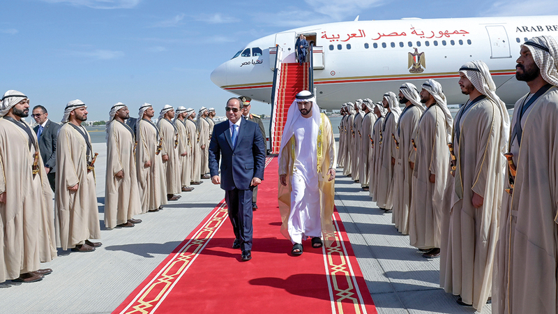 الرئيس المصري خلال وصوله إلى دبي وفي استقباله حمدان بن محمد. من المصدر