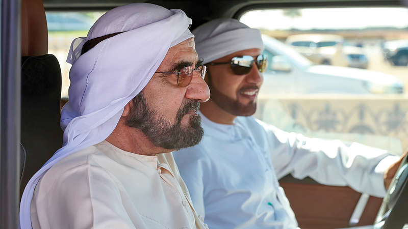 محمد بن راشد خلال متابعته فعاليات اليوم السادس لمهرجان المرموم التراثي للهجن. من المصدر