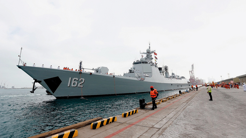 المعرض هذا العام يشهد مشاركة عدد من القطع والسفن البحرية.  وام