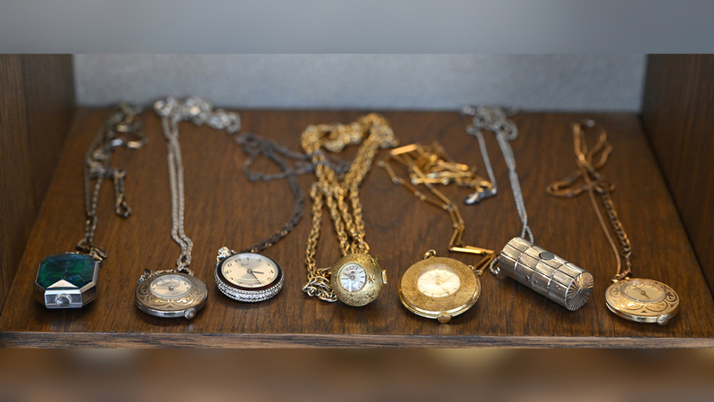 بعض روّاد المكان يعرضون ساعات من مجموعاتهم الخاصة لأنها نادرة وتستحق أن يشاهدها محبو الساعات.   تصوير: إريك أرازاس