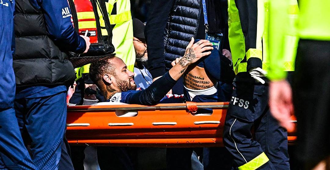 Neymar was injured in the Saint-Germain-Lille match and was taken off the field