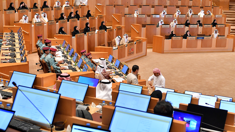 أعضاء المجلس سيوجهون 7 أسئلة إلى عبدالرحمن العويس وشما المزروعي.  تصوير: نجيب محمد