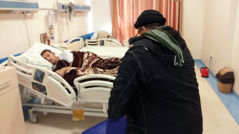 الحزن يجمع بين وائل أبوجلال وتوأمه إياد. الإمارات اليوم