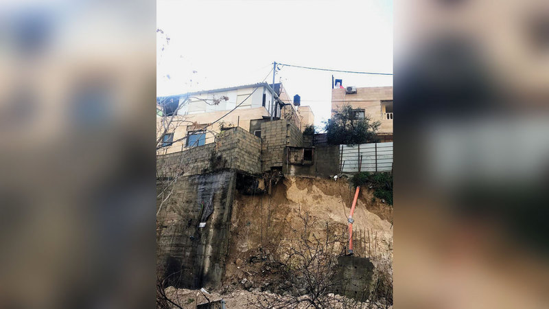 انهيار أتربة البنية التحتية للمنازل المقدسية. ■ الإمارات اليوم