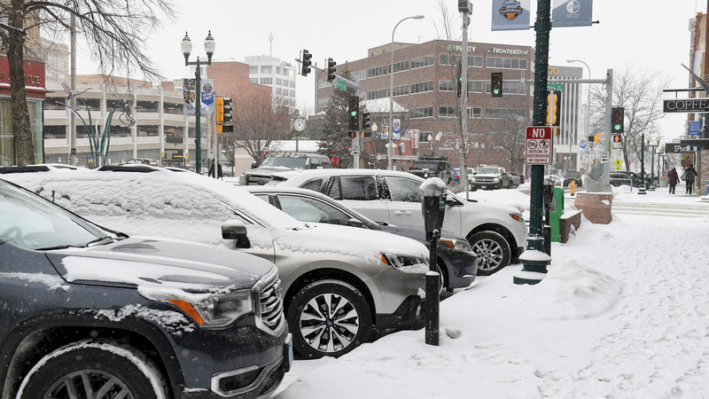 الثلوج تغطي السيارات والأرصفة.  أ.ب