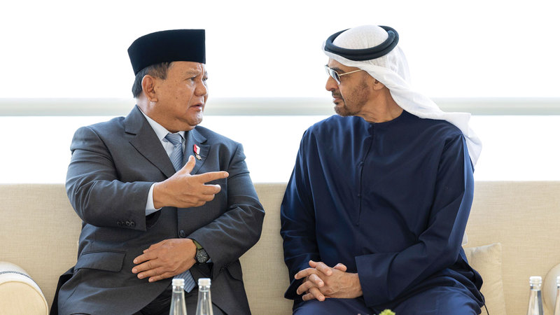 محمد بن زايد خلال استقباله وزير الدفاع الإندونيسي.  من المصدر