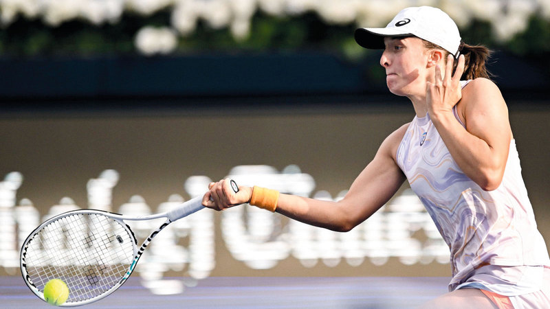 المصنفة الأولى على العالم البولندية شفيونتيك فازت أمس على الروسية سامسونوفا.  تصوير: باتريك كاستيلو