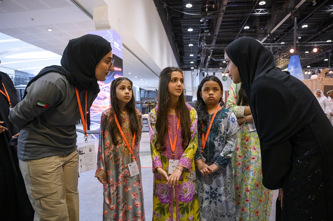 الشيخة لطيفة بنت منصور بن زايد آل نهيان خلال جولتها في ايدكس .. واطلاعها على احدث التقنيات في عدد من الأجنحة المشاركة