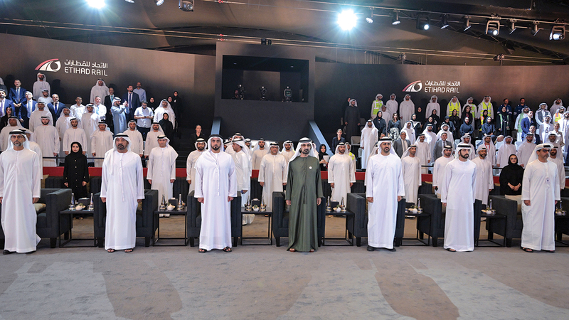 محمد بن راشد خلال تدشينه شبكة السكك الحديدية الوطنية.   من المصدر