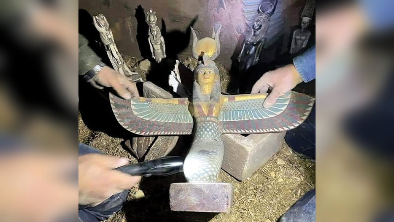 المقبرة اشتملت على كثير من القطع الزائفة.  من المصدر