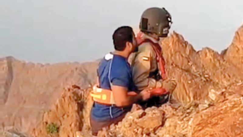 خلال عملية إنقاذ تائهين في جبال شاهقة. من المصدر
