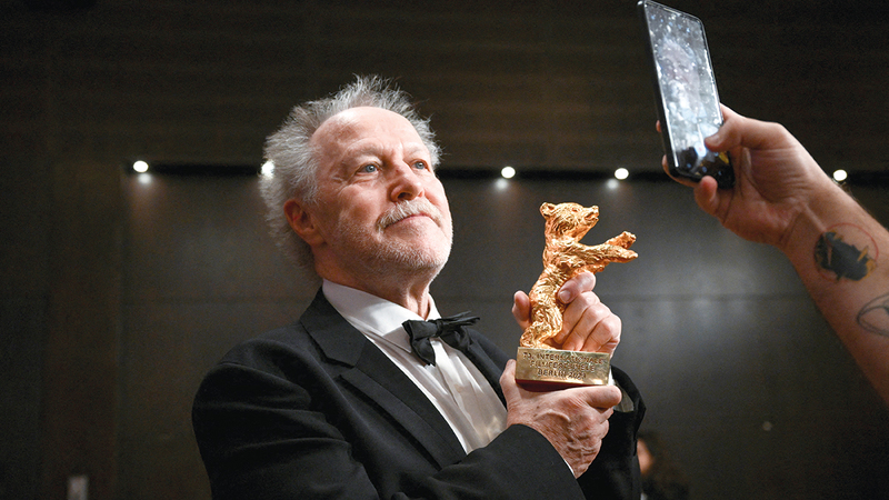 نيكولا فيليبر حاملاً «الدب الذهبي». رويترز