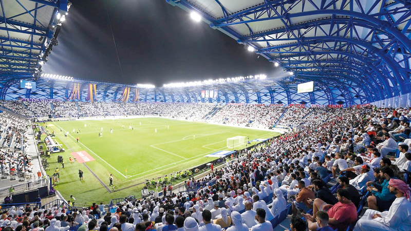 لوحة رائعة رسمها الجمهور في مدرجات استاد آل مكتوم. من المصدر