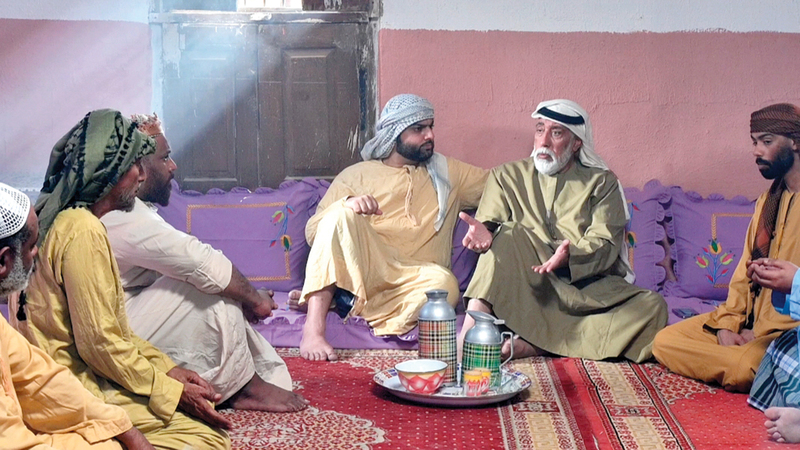 أحمد الجسمي وعدد من فناني المسلسل في كواليس العمل. تصوير: أسامة أبوغانم