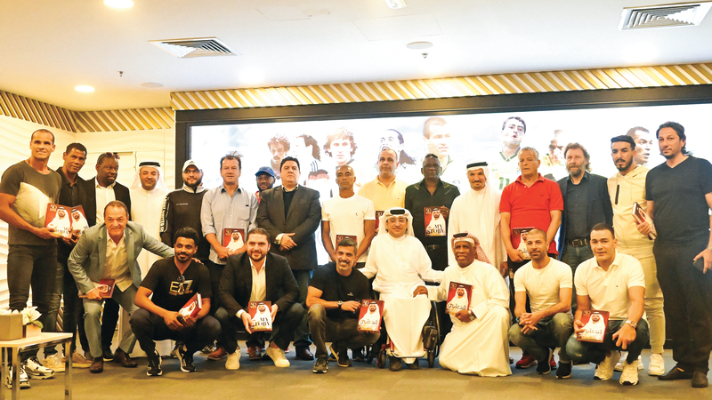 أساطير الكرة العربية والعالمية المشاركين بالمهرجان الرياضي الخيري في دبي.  تصوير: أسامة أبوغانم