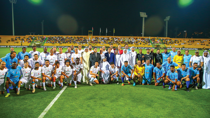 نجوم كرة القدم العالمية والآسيوية في استاد زعبيل خلال مباراة المهرجان الخيري.  تصوير: أسامة أبوغانم