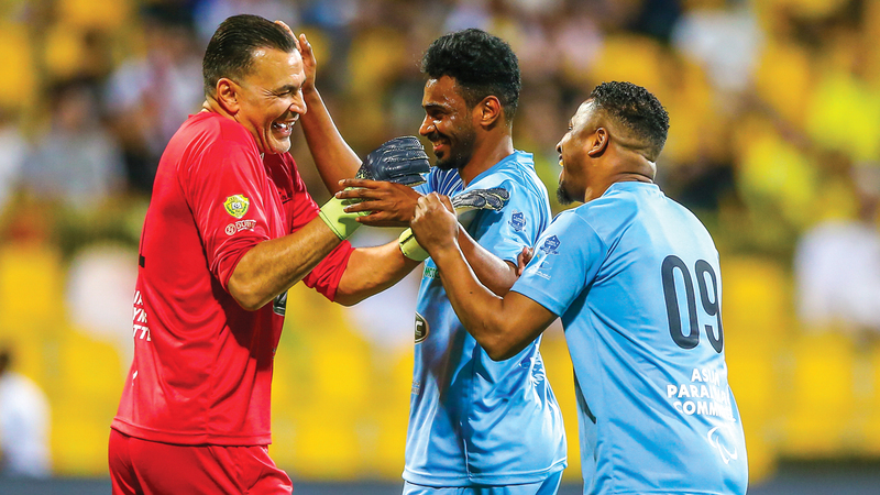 السعودي الشمراني والعماني كانو يمازحان الحارس المصري عصام الحضري خلال المهرجان الخيري. تصوير: أسامة أبوغانم