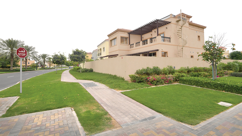 الطلب على الوحدات السكنية الكبيرة زاد مع «الجائحة» واستمر بعدها لاسيما على الـ«تاون هاوس» والفلل. أرشيفية